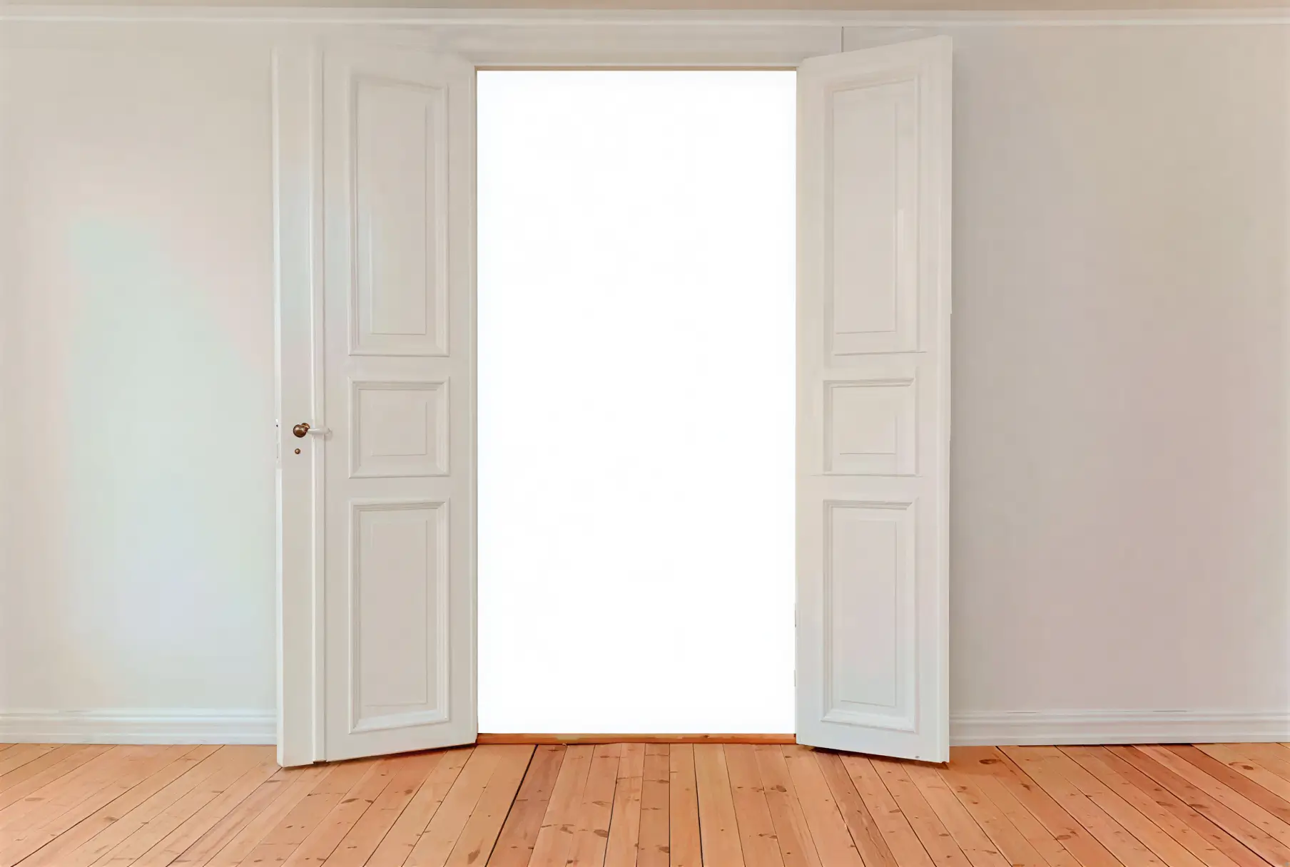 Los Pintores Salamanca lacando puerta interior en blanco con acabado profesional