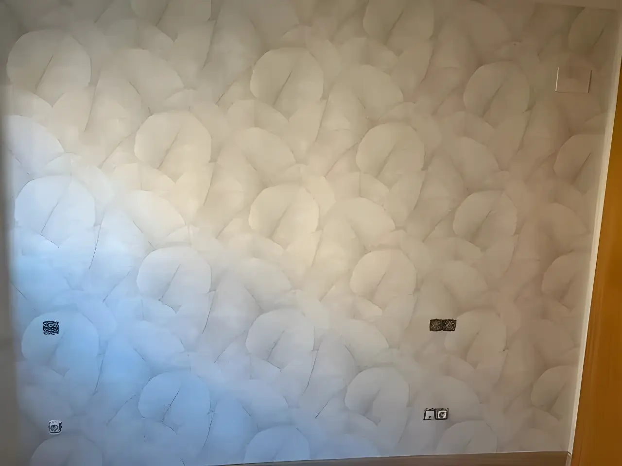 Los Pintores Salamanca aplicando papel pintado de textura clara en salón reformado