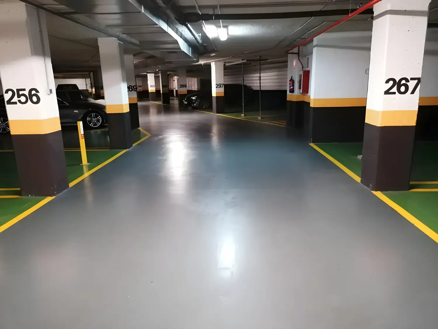 Garaje comunitario pintado y señalizado por Los Pintores Salamanca