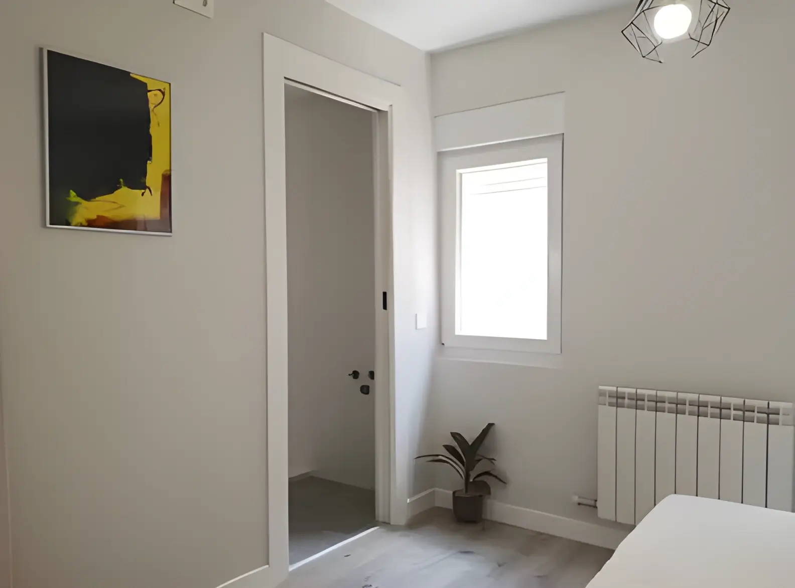 Habitación recién pintada en blanco por Los Pintores Salamanca para comunidad de vecinos