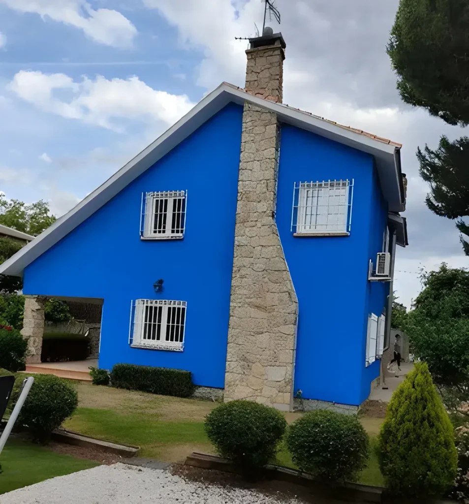Los Pintores Salamanca pintando fachada de casa unifamiliar en color azul intenso