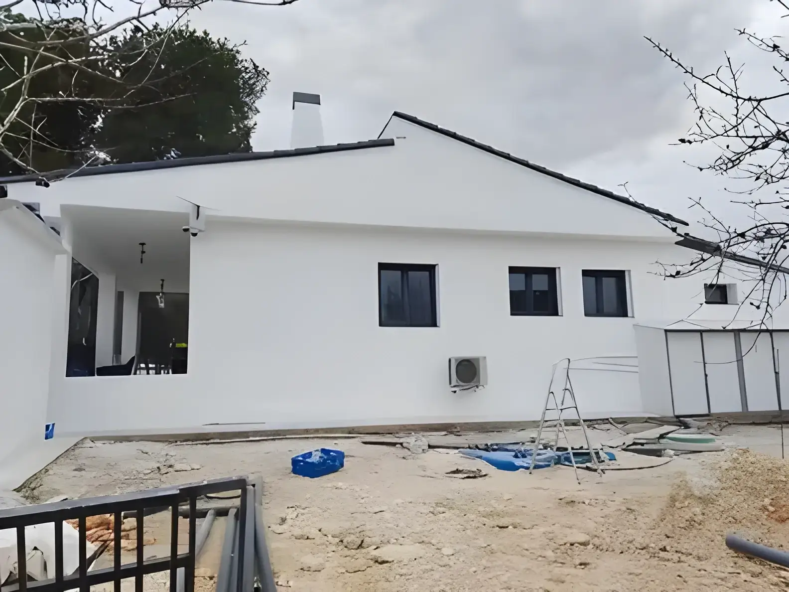 Los Pintores Salamanca Fachada de chalet blanco recién pintada con acabado profesional