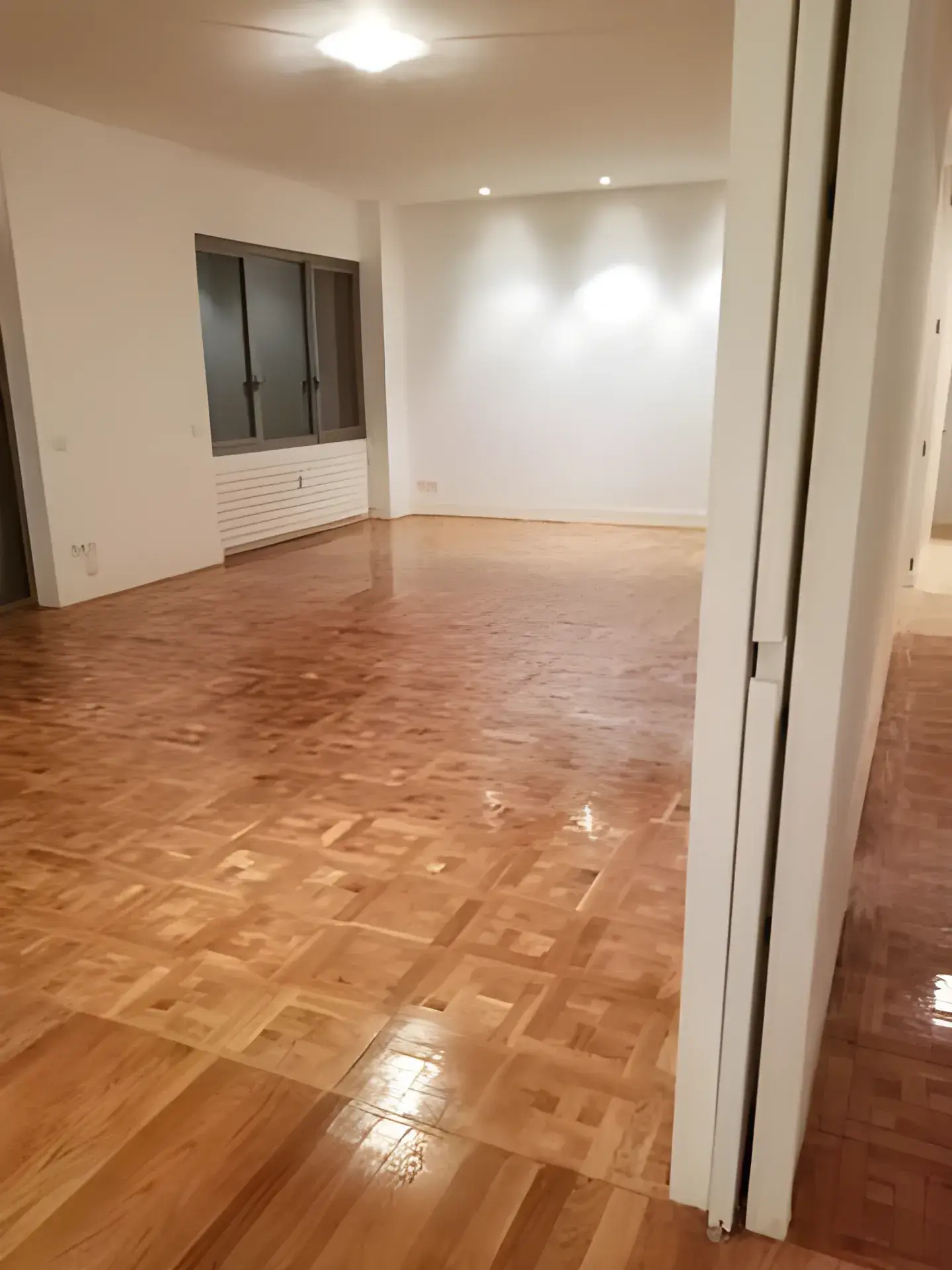 Salón amplio pintado en blanco por Los Pintores Salamanca, acabado limpio y luminoso