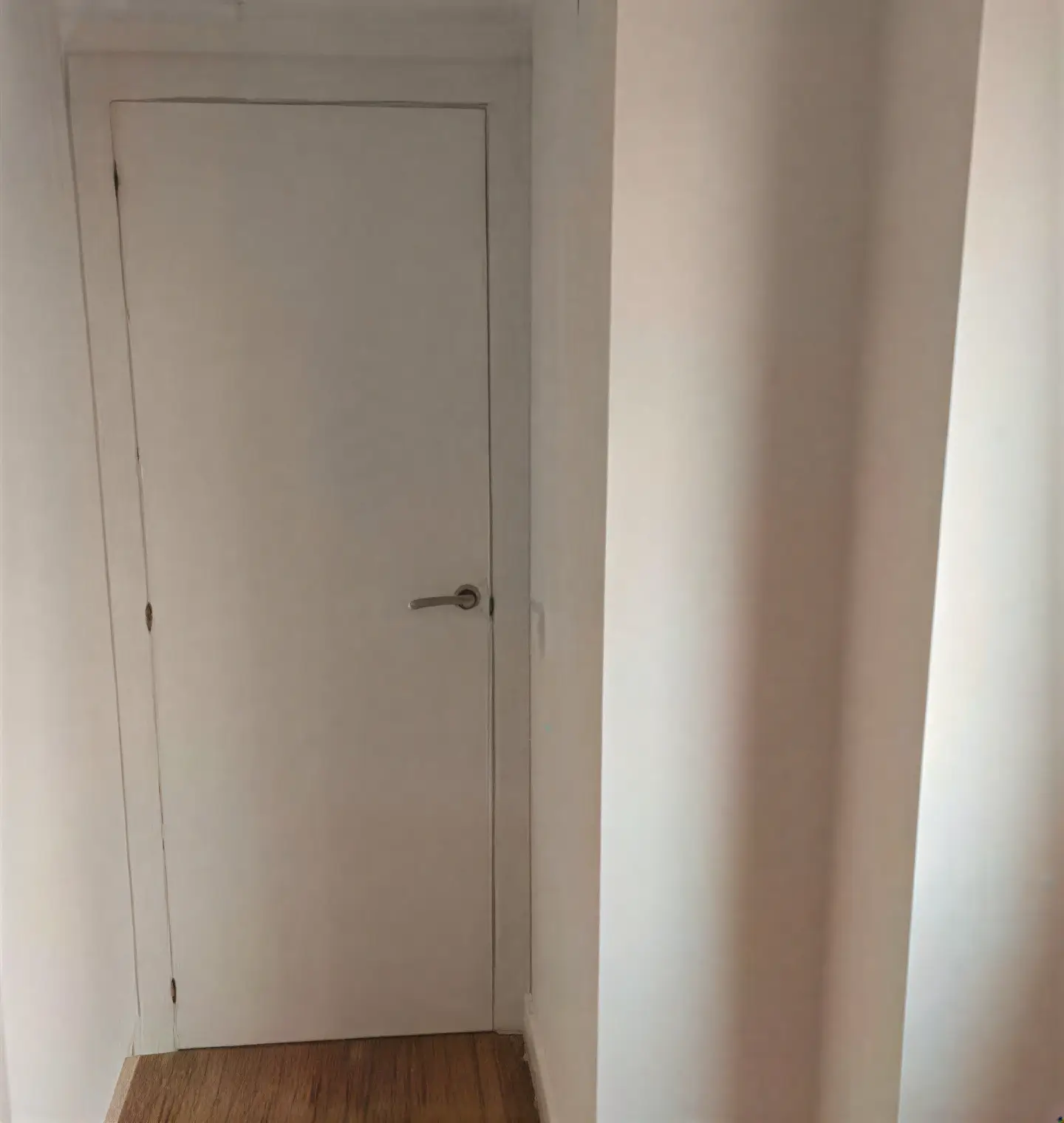 Puerta interior lacada en blanco en pasillo realizada por Los Pintores Salamanca