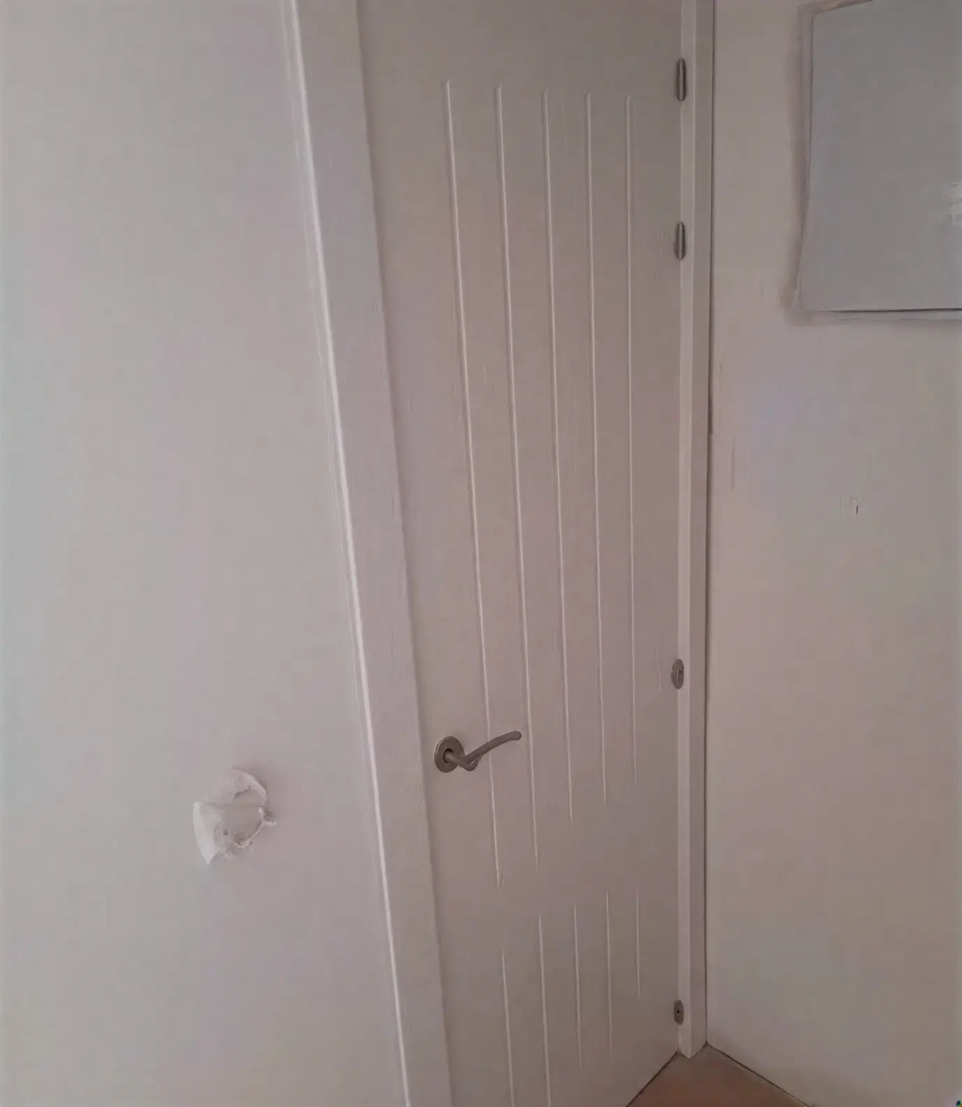 Puerta moderna con ranuras lacada en blanco por pintores profesionales en Salamanca